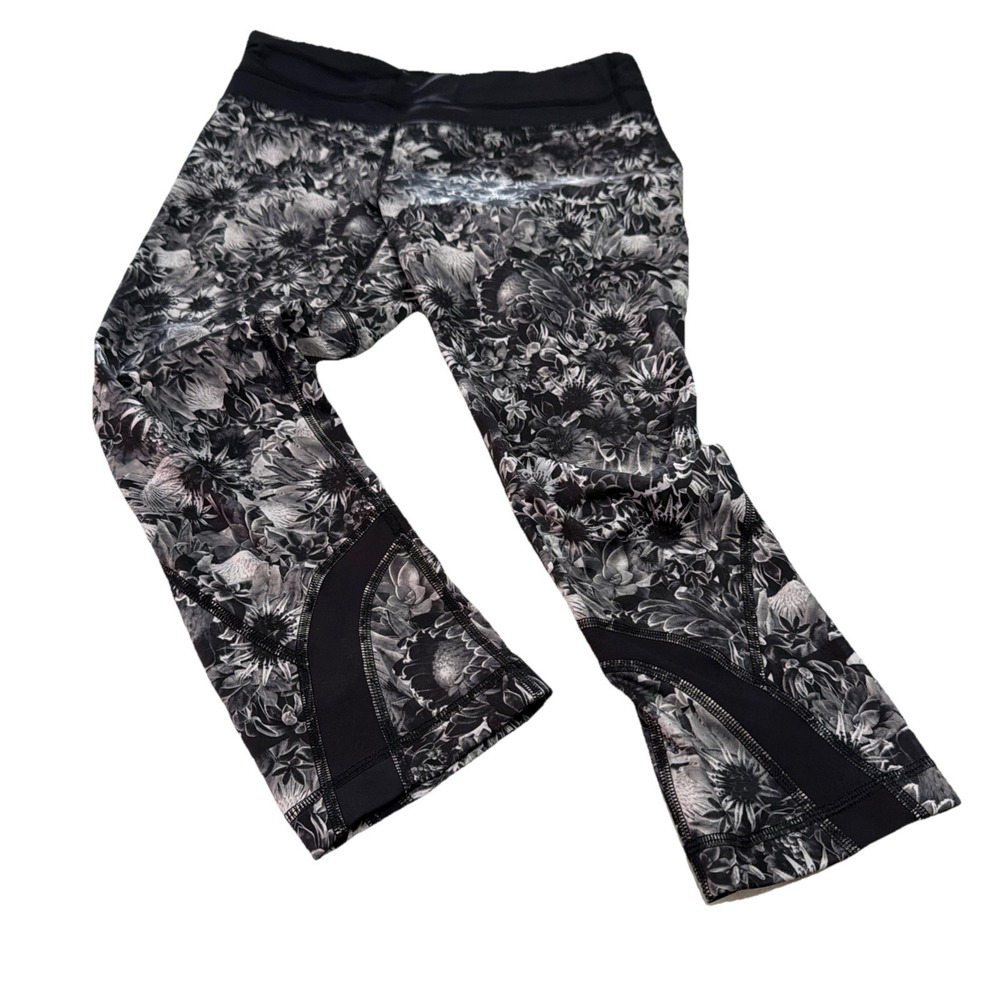 Lululemon Daisy Pace Rival Crop Capri  Womens Size 6 Gym Workout Training Flower